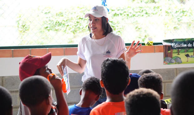 Educadora ambiental dando instrucciones.