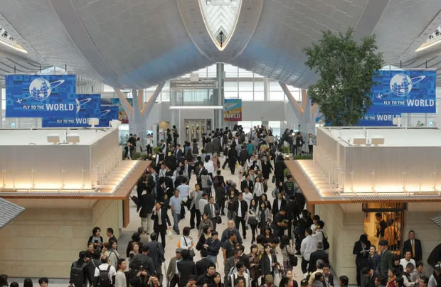 Fotografía de archivo en la que se registró a cientos de pasajeros al caminar por la terminal internacional del Aeropuerto Internacional de Tokio.