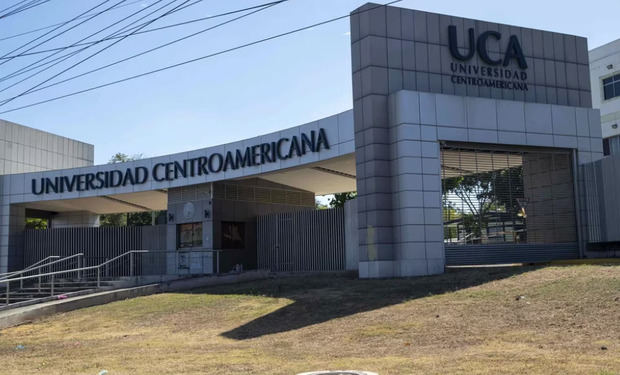 Entrada principal de la Universidad Centroamericana (UCA), en Managua.