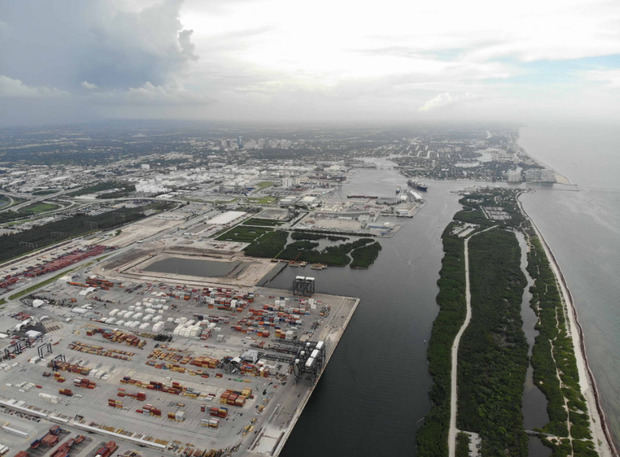 Este puerto, ubicado a unas 30 millas (48 km.) al norte de Miami, espera recibir hacia fines de año tres grúas pórtico Super Post-Panamax.