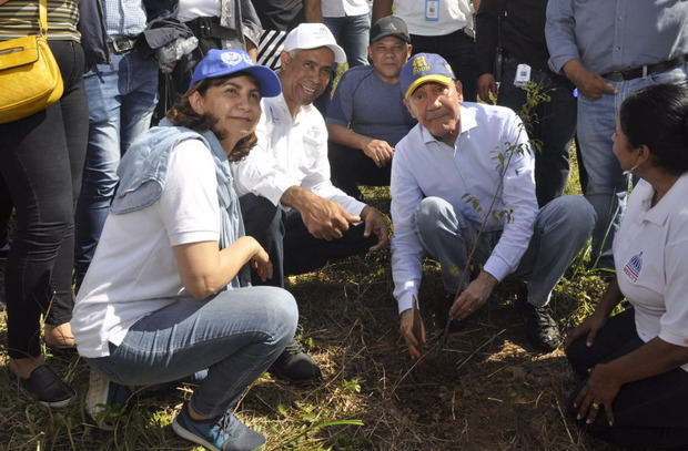 Entre los presentes en la reforestación se destaca el titular del Mescyt, Franklin García Fermín.