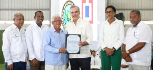 Presidente Abinader entrega 723 títulos de propiedad, de 1,710, en Nisibón
