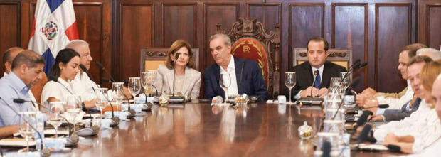 Presidente Abinader y vicepresidenta Peña encabezan Consejo de Ministros y Directores.