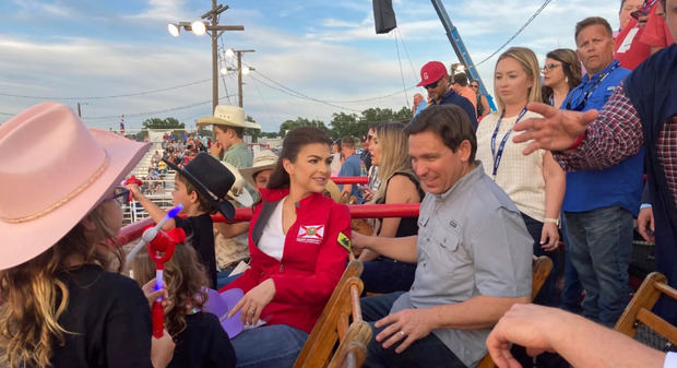 El candidato presidencial republicano, el gobernador de Florida, Ron DeSantis, su esposa, Casey, y sus hijos asisten a un rodeo en Ponca, Oklahoma.