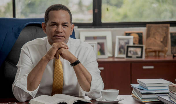 Julio César Valentín.