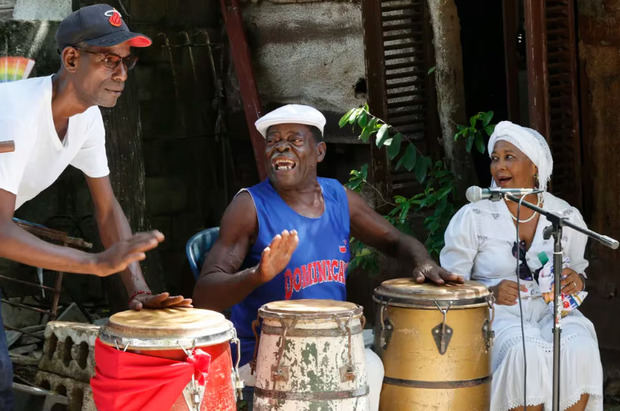 El rumbero Enrique Ceballos Pérez, conocido por Pelayo (c), en una rumba en el patio de su casa durante el Festival Internacional de rumba Timbalaye,en La Habana (Cuba). 