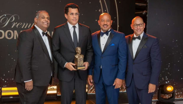 David Collado recibe el “Dominicanísimo 2024 Excelencia de la Patria”.