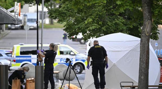 La Policía sueca investiga el lugar del tiroteo ocurrido en Estocolmo.
