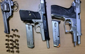 Ocupan pistolas y un revólver sin documentación en sendos allanamientos en Santiago