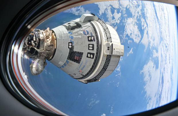 Fotografía sin fecha cedida por NASA tomada desde una ventana de la nave espacial SpaceX Dragon Endeavour donde se muestra a la cápsula Straliner acoplada al puerto delantero del módulo Harmony.