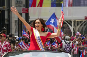 Gran Mariscal Giselle Blondet durante el 66º Desfile Anual del Día Nacional Puertorriqueño en Nueva York.