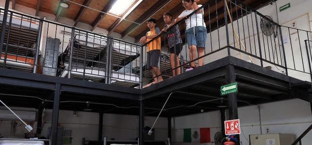 Migrantes permanecen en el albergue 'El Buen Samaritano.