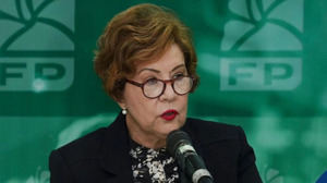 Exministra de Educación sostiene que no aceptó ni pagó útiles escolares de mala calidad