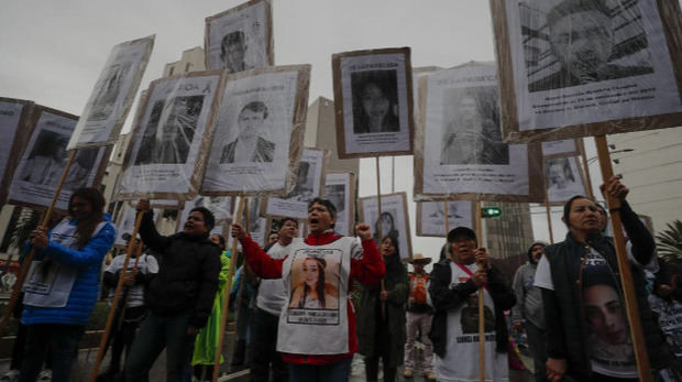 Claman en México en marcha por Ayotzinapa tras década de impunidad.