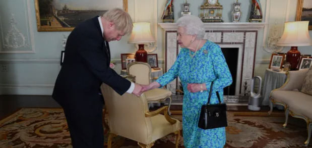 Isabel II padecía cáncer de huesos y sabía que iba a morir, según Boris Johnson.