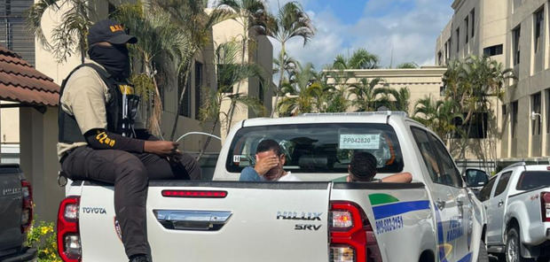 Policía Nacional traslada dos personas detenidas durante la operación.