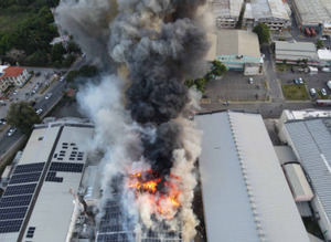 Un incendio afecta a nave industrial en Santiago