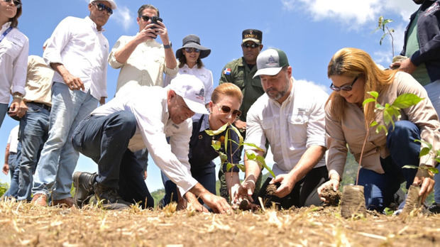 Ministerio de Medio Ambiente y Sur Futuro inician las actividades del Mes de la Reforestación, en la región Sur del país.