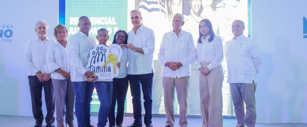 Presidente Abinader entrega 227 apartamentos en Sabana Perdida.
