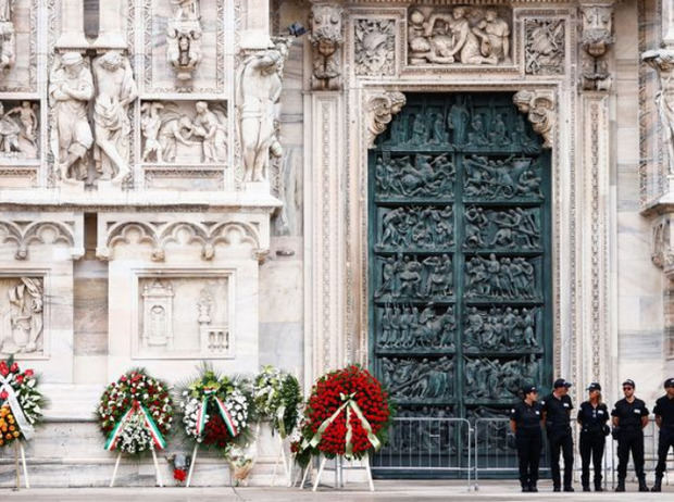 Personal de seguridad frente al Duomo de Milán, donde tendrá lugar el funeral de Estado.