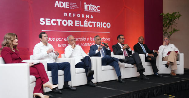 Ministro Santos Echavarría dice se desarrollan 30 proyectos de generación eléctrica.