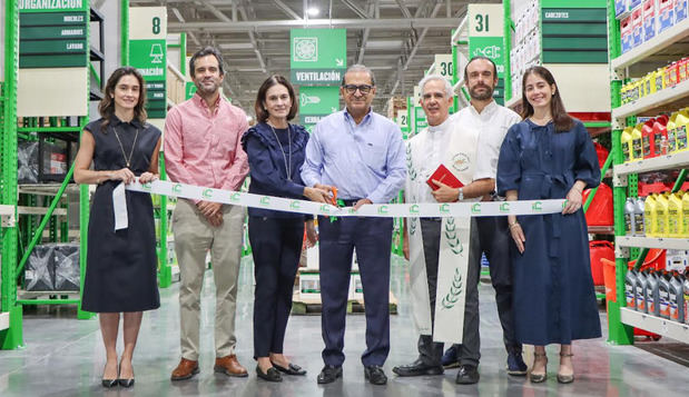 Sofía María Montes Vega, Leonardo Macarrulla Montes, Leonor Montes Corripio, Ramón Montes Corripio, Padre Javier Vidal, David Pérez Montes y Anna Harper Montes. 