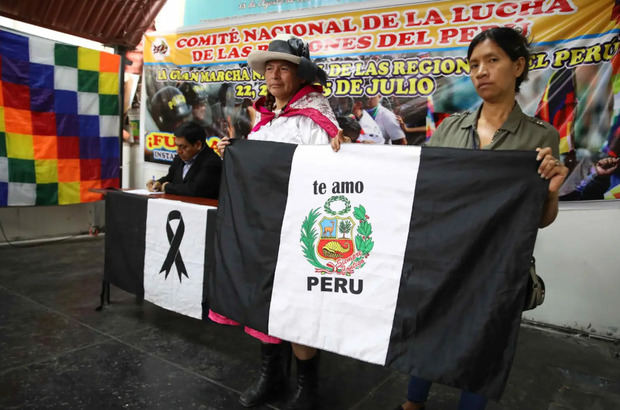 Clida Silva (izq.), representante regional, durante una rueda de prensa, en Lima.