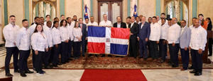 Presidente Luis Abinader hace entrega de la bandera a delegación dominicana.