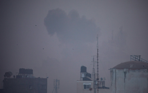 Registro general del humo producido tras los ataques aéreos israelíes sobre la localidad de Khan Yunis, al sur de la Franja de Gaza.
