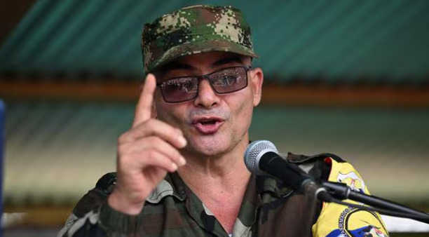 El máximo comandante de la disidencia de las FARC-EP, alias 'Iván Mordisco', habla durante una reunión con comunidades locales en San Vicente del Caguán, departamento de Caquetá, Colombia.