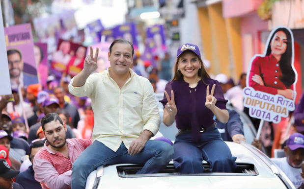 Los candidatos Abel Martínez y Zoraima Cuello, del PLD.