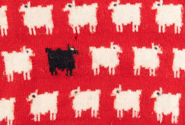 Estampado naíf de ovejas blancas sobre fondo rojo.