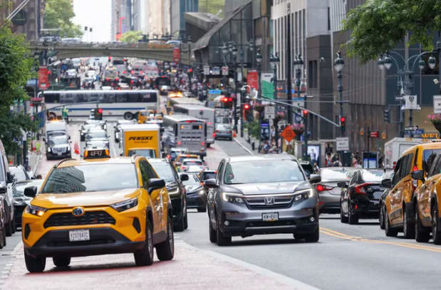 Vehículos, autobuses y peatones transitan por el tráfico en la 2nd Avenue en Nueva York.