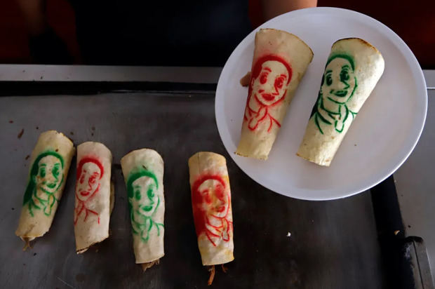 Fotografía donde se observa la imagen impresa en tortillas de la oficialista Claudia Sheinbaum, ganadora de la elecciones presidenciales en México, el 7 de junio de 2024, en el estado de Puebla (México).