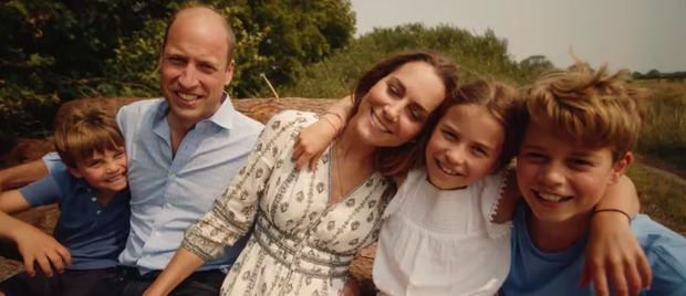 Los príncipes Guillermo y Kate, junto a sus hijos Luis, Carlota y Jorge en un video emitido el 9 de septiembre de 2024 (Kensington Palace).