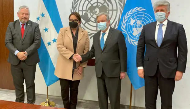 La presidenta de Hondruas, Xiomara Castro (2i), saluda al secretario general de la ONU, António Guterres (2d), después de la firma de un memorando de entendimiento.