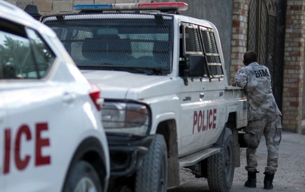 Un agente de la Policía Nacional de Haití custodia el frente de la casa del primer ministro de Haití.