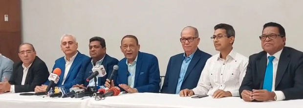 Junior Santos y otros dirigentes en la rueda de prensa.