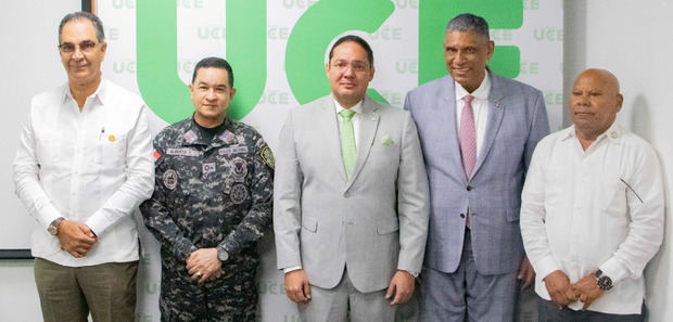 La firma fue hecha entre el rector de la Universidad Central del Este, José Hazim Torres, y el director de la Reserva de la Policía Nacional, general retirado, Mariano Madé Ramírez. 