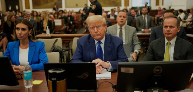 El expresidente estadounidense Donald Trump (c) se sienta ante el tribunal con sus abogados durante su juicio por fraude, en Nueva York.
