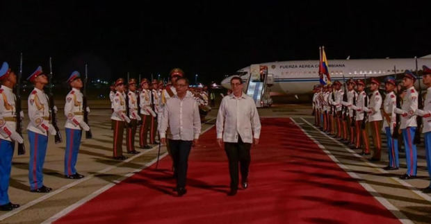 Presidente de Colombia, Gustavo Petro, es recibido por el Canciller de Cuba, Bruno Rodríguez, a su llegada a La Habana.