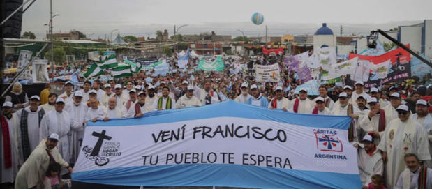 Fieles le piden al papa que visite Argentina.