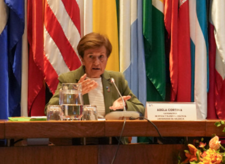 Adela Cortina, Catedrática de la Universidad de Valencia, acompañada del Secretario Ejecutivo de la CEPAL.