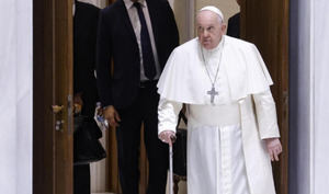 El papa vuelve a asomarse a la ventana del Vaticano tras su bronquitis y pide la paz