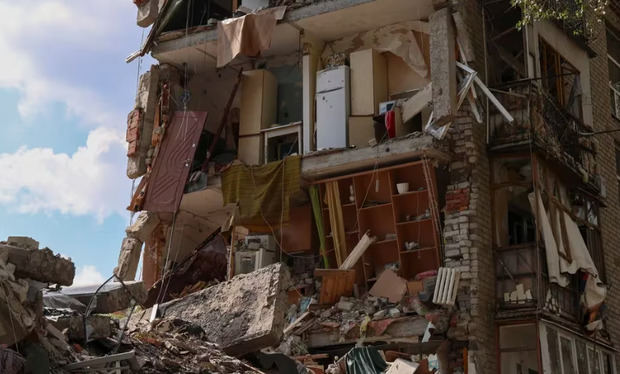 Vista de una edificio destruido en una calle bombardeada en la ciudad ucraniana de Avdíivka.