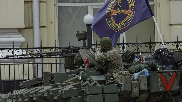 Un combatiente del grupo de mercenarios Wagner en un carro de combate que bloquea una calle en la localidad rusa de Rostov del Don.