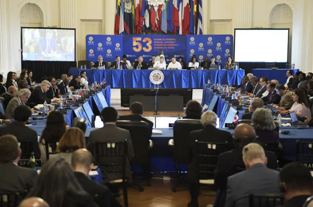 El Secretario General de la OEA, Luis Almagro (centro-izq) junto al Secretario General Adjunto Nestor Méndez (centro-der) y el Presidente de la Asamblea General, el Canciller de República Dominicana Roberto Álvarez (centro).