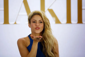 Shakira se transforma en una sirena rescatada por Manuel Turizo en su nueva colaboración