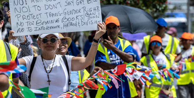 Activistas de inmigración asisten a una marcha contra la ley SB 1718 en el centro de Miami, Florida, EE. UU.