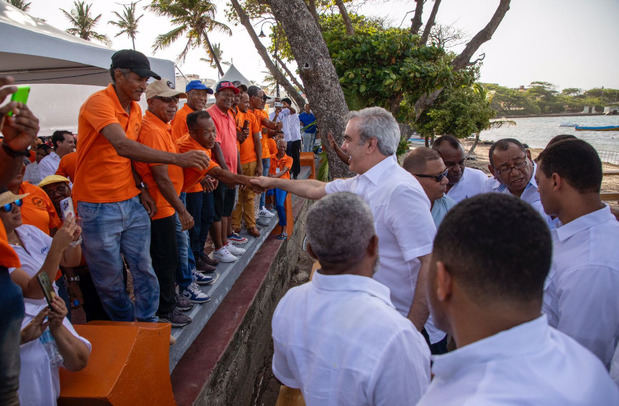 Presidente Abinader junto a pescadores.